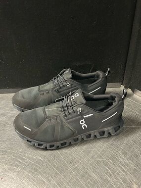 On Cloud Mens Size 9.5